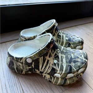 CROCS Women's Green and Black Camo Platform Shoes